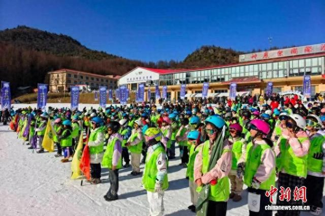 12月17日，神农架林区第二十届冰雪季开幕。税浪 摄