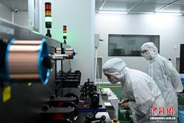 五河县一企业生产车间内景。李向前 摄