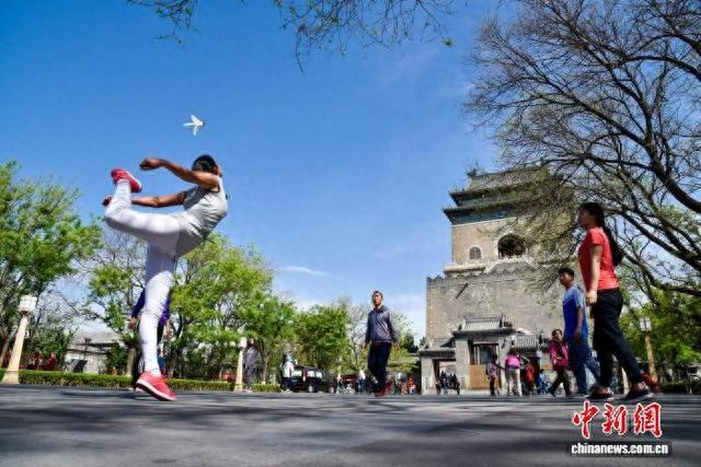 图为钟鼓楼广场市民活动。北京市东城区委宣传部供图