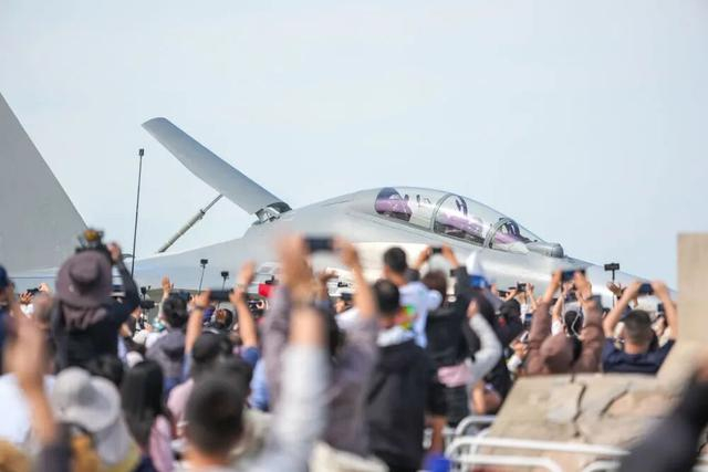 2025空军航空开放活动和长春航空展现场，观众在围观飞机。 新华社 图