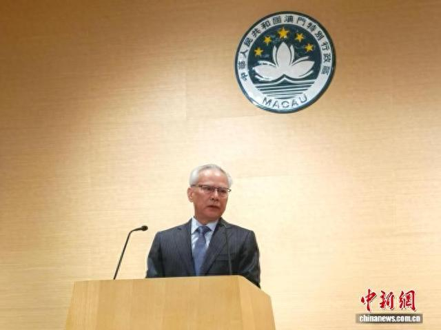 12月17日，澳门特区行政长官岑浩辉结束赴京述职行程回到澳门，在澳门国际机场接受传媒采访。中新社记者 郑嘉伟 摄