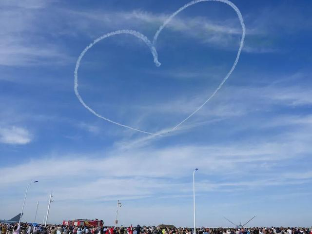 长春航空展上的飞行演出。 新华社 图