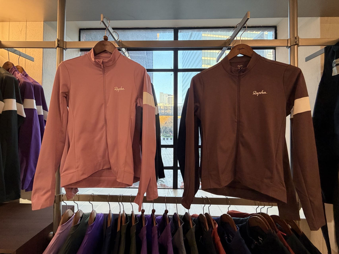 上海Rapha门店店员介绍，骑行服左臂上的白环设计，为Rapha经典设计元素。图：记者 秦李欣/摄