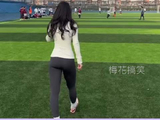 女生操场踢足球，个个身怀绝技，每一个姿势都够国足学一年