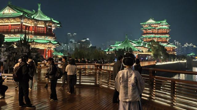 12月10日晚，身着汉服的游客在滕王阁北扩景区打卡。 澎湃新闻记者 王洛伊 图