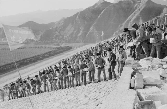 1977年，“密云县民兵团”加固白河主坝。叶用才摄