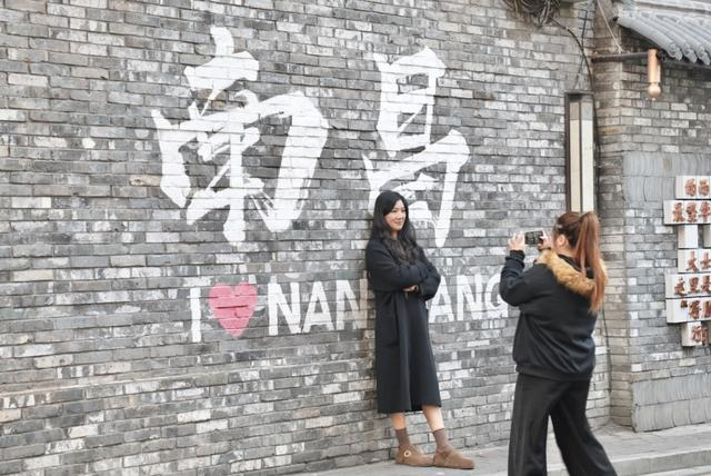 游客在大士院老街打卡。 澎湃新闻记者 王洛伊 图
