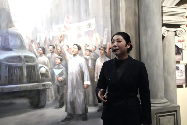 在南昌新四军军部旧址陈列馆内，管雅丽正在讲解历史。澎湃新闻记者 王洛伊 图