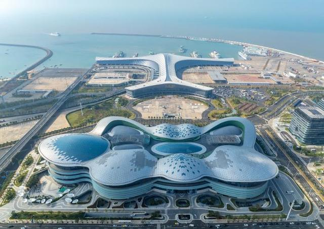 2025年12月5日，航拍cdf海口国际免税城和海口新海港客运枢纽。中新社记者 骆云飞 摄