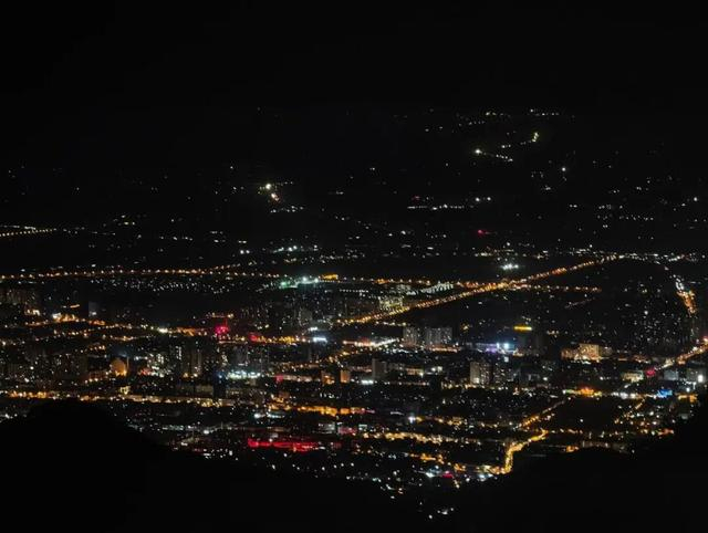 夜爬时看到的风景 受访者供图