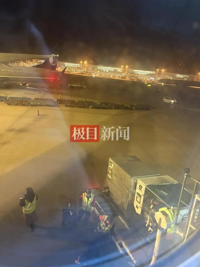 机场工作人员找出男子行李，图源：受访者