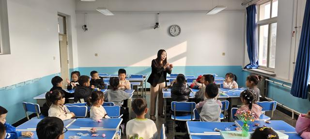 辽宁省沈阳市康平县含光小学学生在老师带领下上彩泥课。（受访者供图）