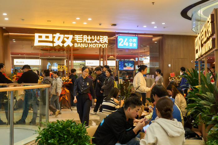 线下火锅店有消费者正在排队。新京报贝壳财经记者程子姣 摄