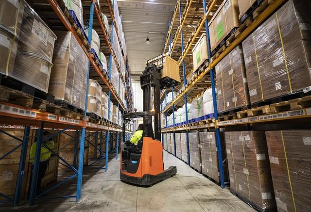 工人在位于匈牙利布达佩斯的切佩尔港物流园仓储区域工作。新华社记者 张帆 摄