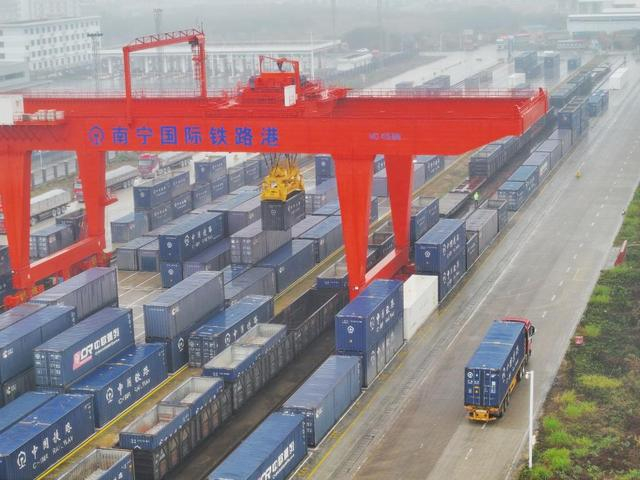 这是南宁国际铁路港繁忙景象（2月21日摄，无人机照片）。新华社记者 周华 摄