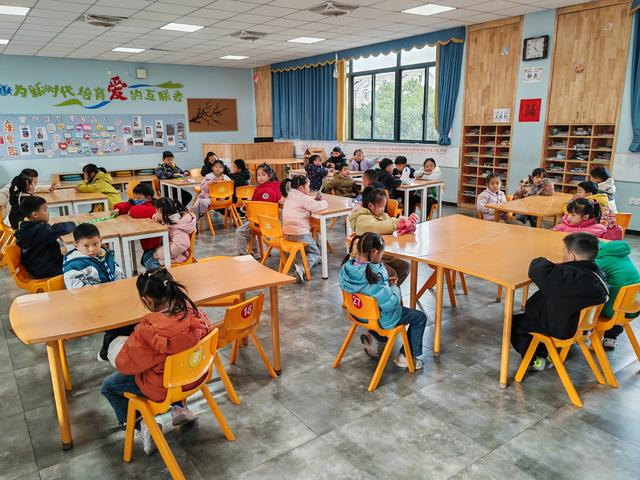 2025年12月4日，南京师范大学附属小学仙鹤门分校一（4）班的小朋友们准备上课。 新华社记者 陈席元 摄