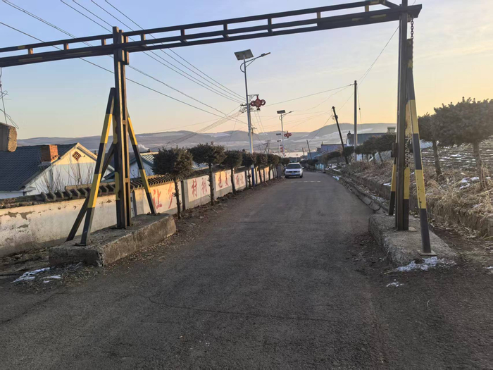 两省交界处的限高杆。受访者供图