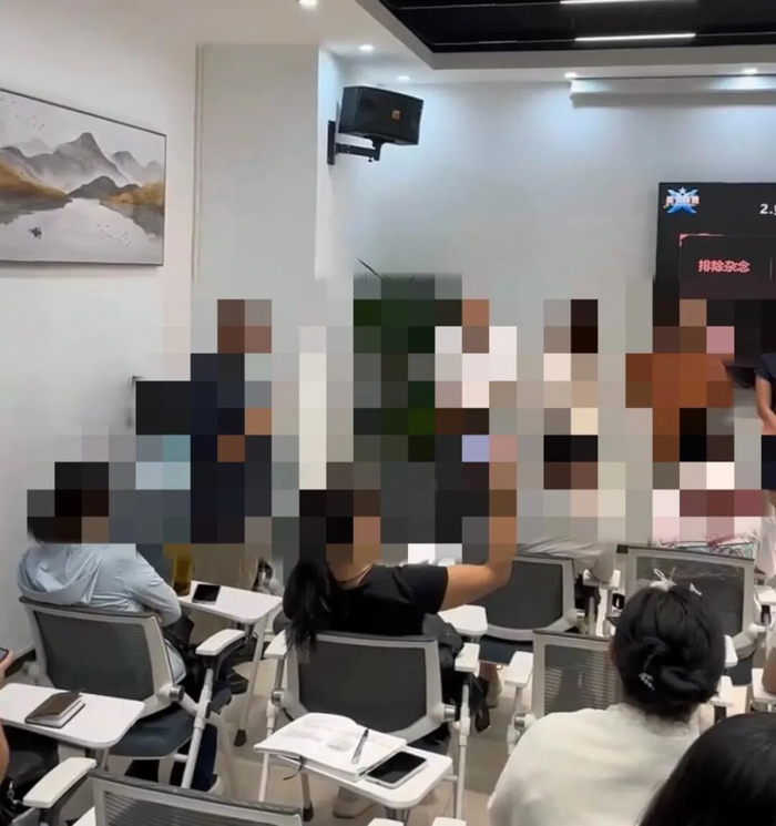 ▲在短剧表演培训课上，中老年人们被安排逐个练习。 受访者供图