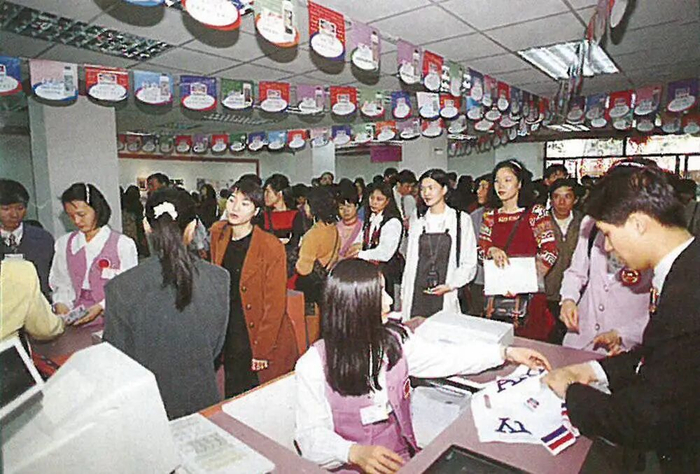 90年代前往安利提货中心办理加入的人络绎不绝