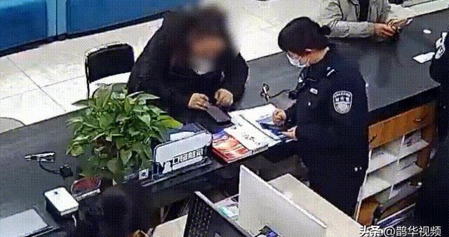 “照片可以给我吗？”在办证窗口，她哭得像个孩子