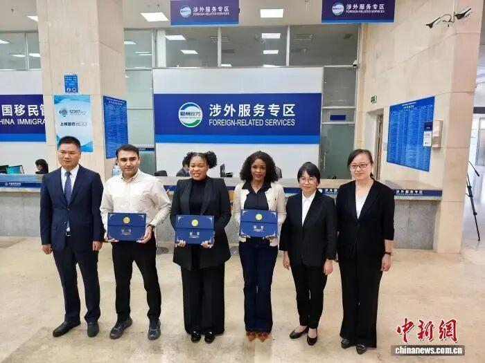 12月18日，海南全岛封关后第一批外籍人士领取外国人来华工作许可。中新网记者 王子谦 摄