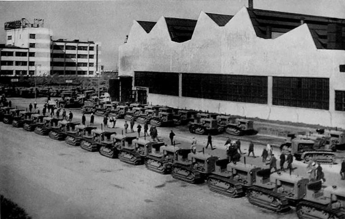 建成时为苏联国内最大的车里雅宾斯克拖拉机厂，于1933年正式投产