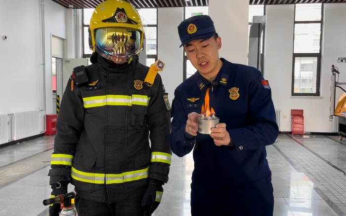 灌装燃料油相对固体酒精更安全，但切忌重复使用。新京报记者 张静姝 摄