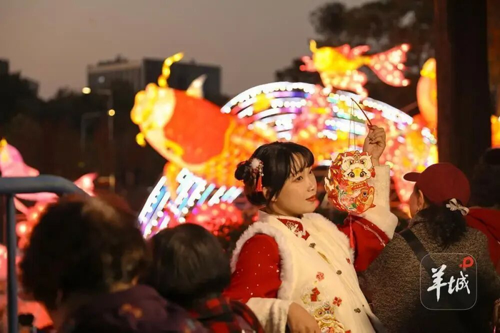 2025年广州新春灯会开幕首日，人流汹涌如潮。刘畅 摄