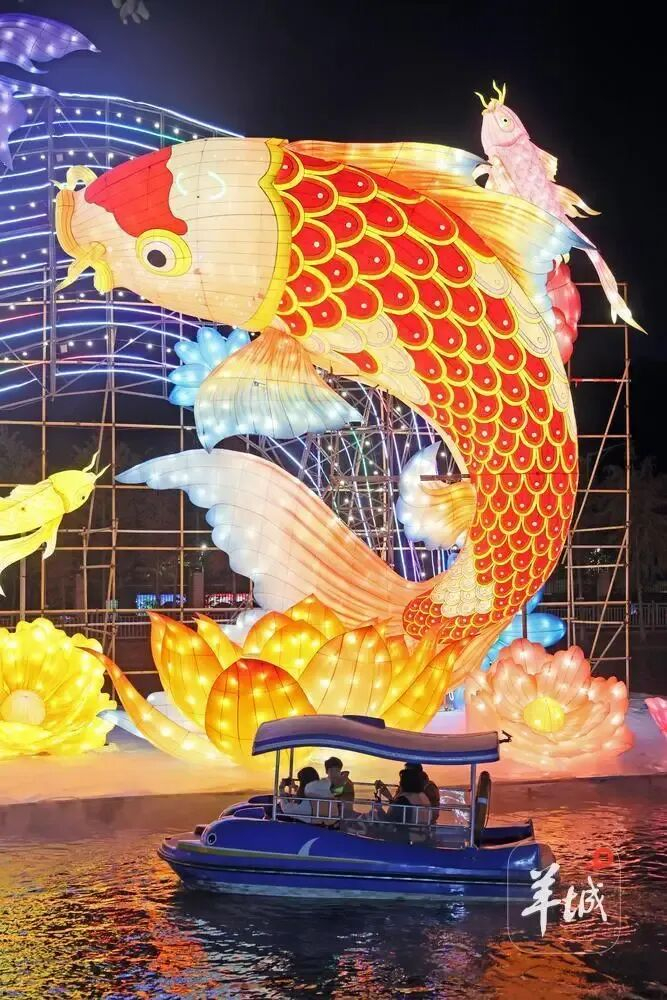 往届灯会上，游客们乘坐北秀湖游艇近距离欣赏精美的锦鲤灯组。刘畅 摄