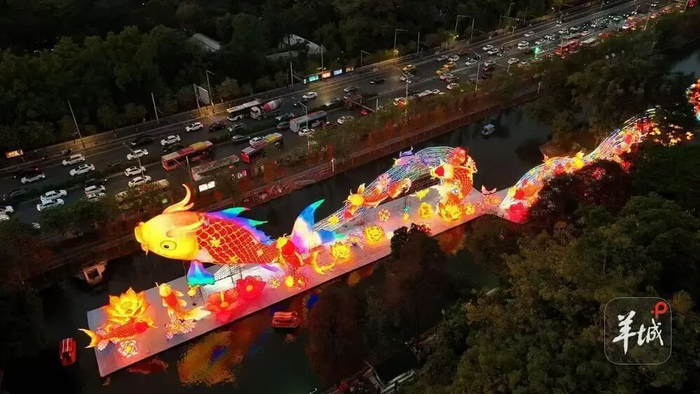 2025年广州新春灯会上，128米锦鲤吸引街坊眼球。陈秋明 摄