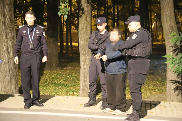 犯罪嫌疑人指认作案现场。通讯员 寇松 摄