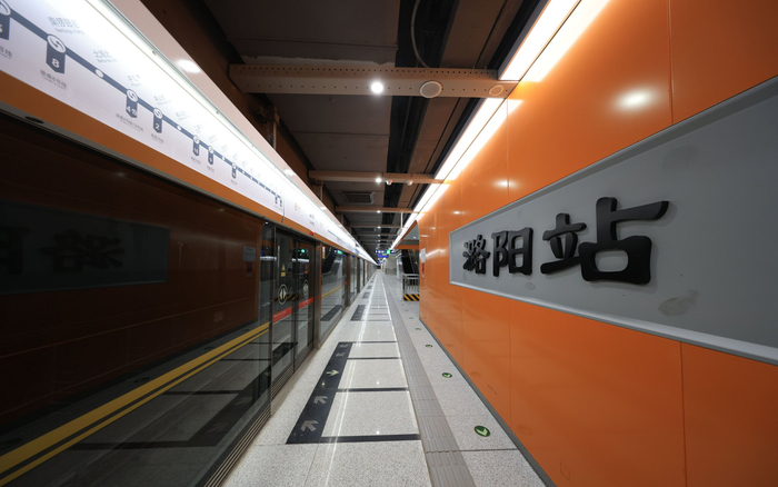 6号线南延潞阳站，站台呈亮橘色。新京报记者 陶冉 摄