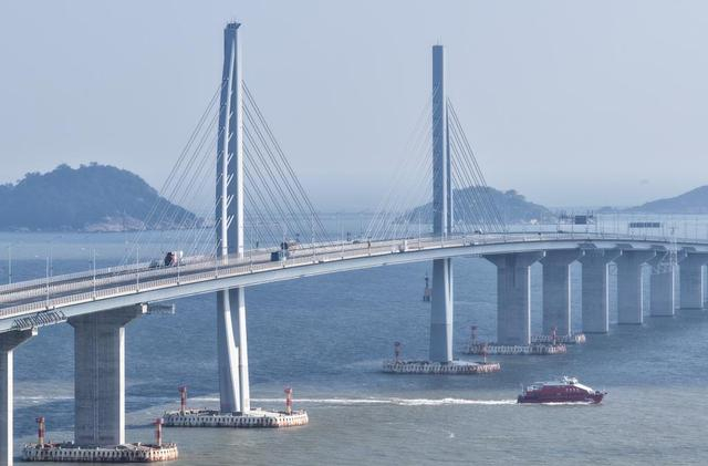 2025年10月19日，客船驶过港珠澳大桥九洲航道桥（无人机照片）。新华社记者 邓华 摄