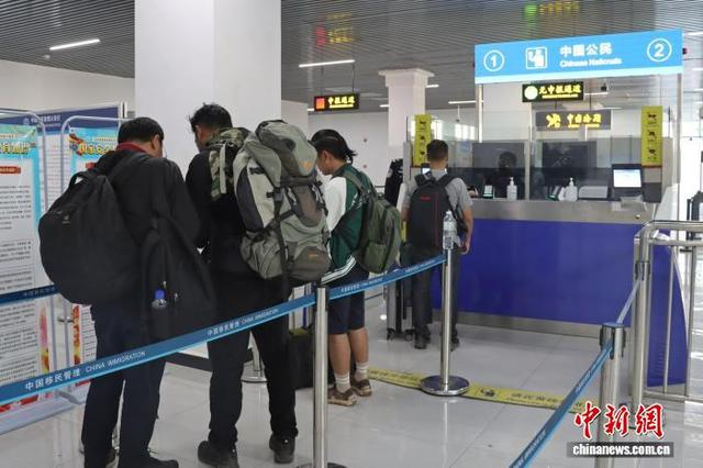 旅客办理通关手续。西双版纳边检站 供图