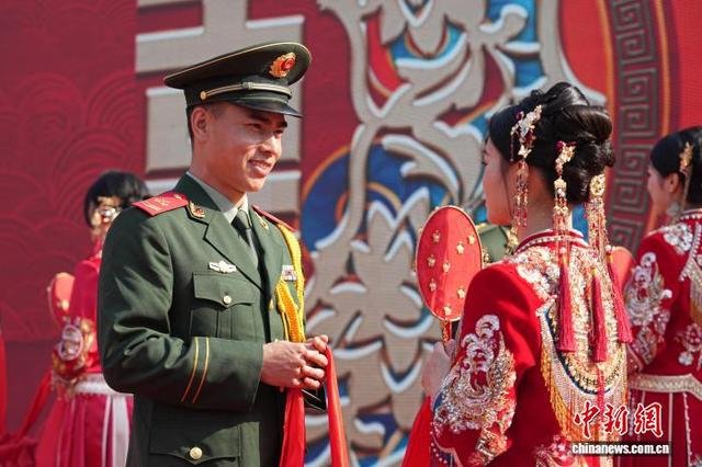 图为新郎向新娘深情告白。陈名利 摄