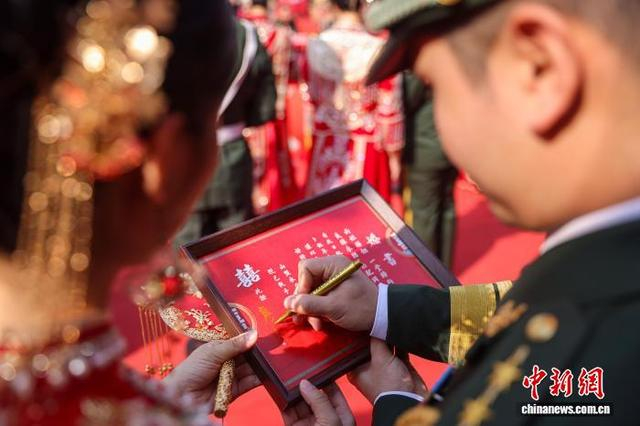 图为新人签订“一纸婚书”。陈名利 摄