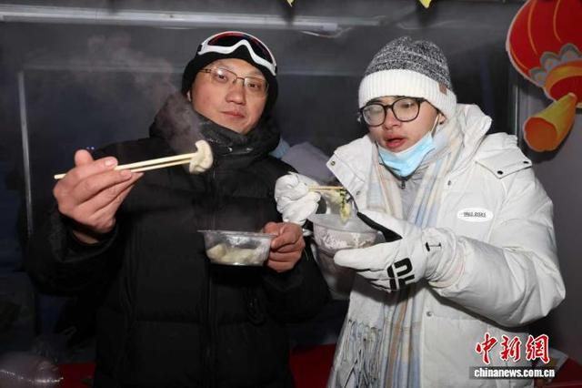 游客在漠河市北极村品尝东北特色美食。 邵天李 摄