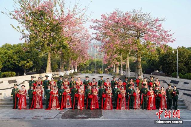 图为新人集体合影留念。李晓鹏 摄