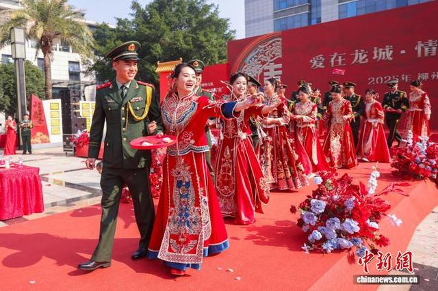 图为新人向官兵及宾客分发喜糖。李晓鹏 摄