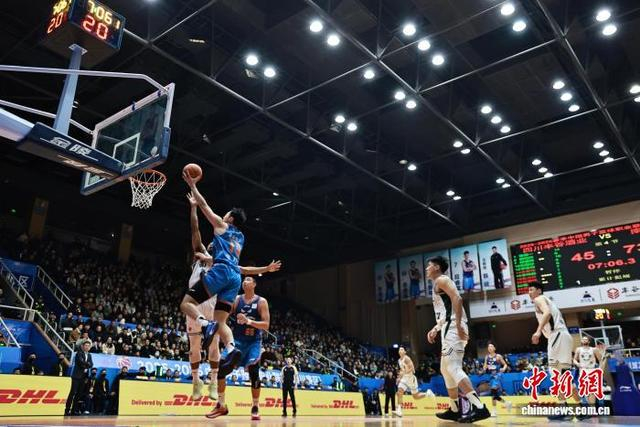 比赛双方在攻防两端都展现出较高水平。记者 王磊摄