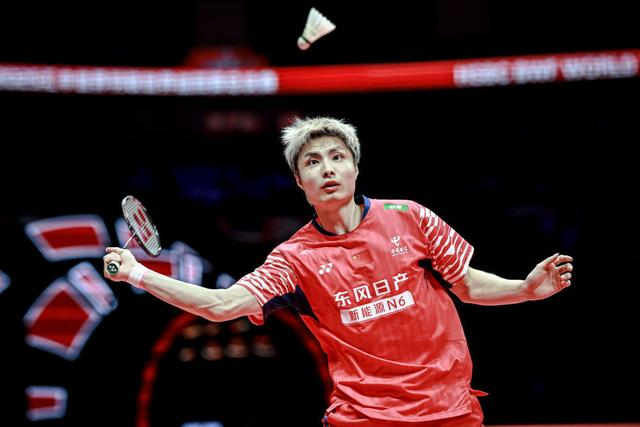 12月20日，中国选手石宇奇在比赛中回球。新华社记者 江汉 摄