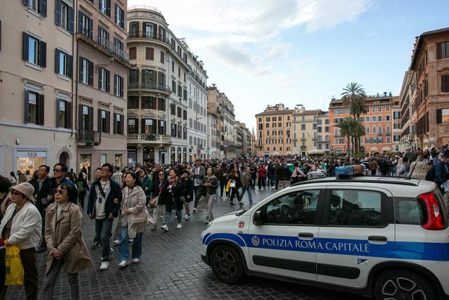 这是2024年3月24日在意大利罗马西班牙广场拍摄的警车。新华社记者李京摄