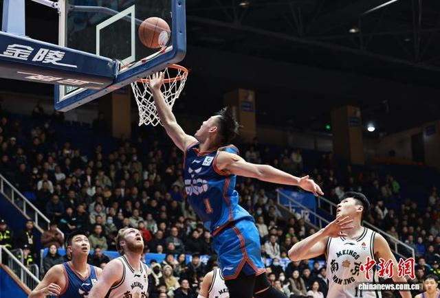 四川男篮队员景菡一砍下全队最高的14分3篮板，球队落后时他连续突破上篮得分。记者王磊摄