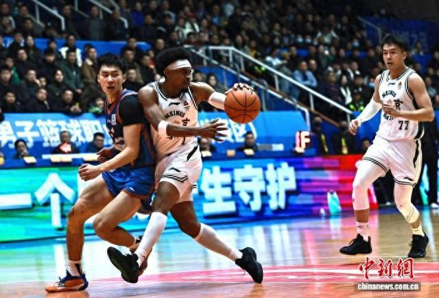 比赛现场，双方对抗十分激烈。记者 王磊摄