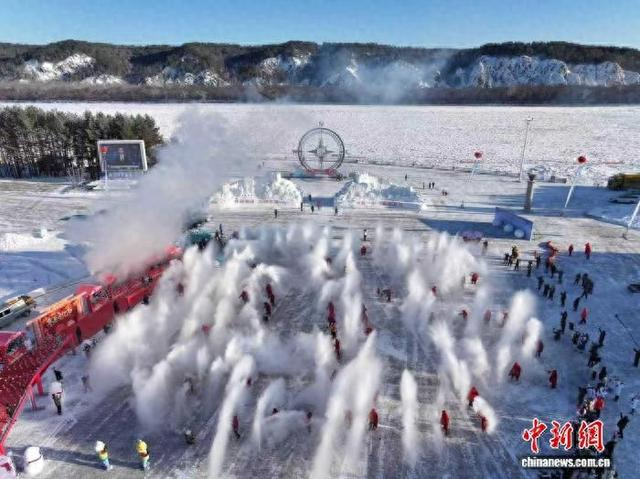 游客和当地居民在漠河市北极村一起体验泼水成冰。 邵天李 摄