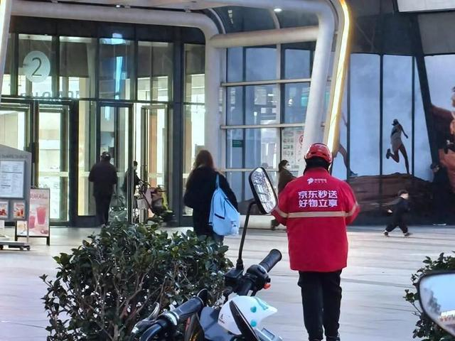 12月15日，外卖小哥正在上海街头工作。新华社记者 方喆 摄