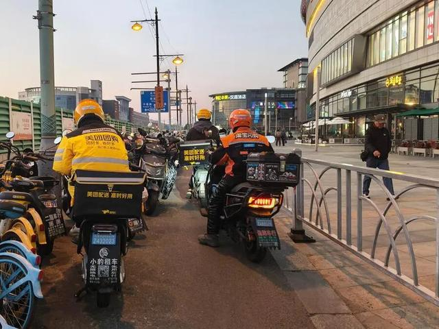 12月15日，外卖小哥正在上海街头工作。新华社记者 方喆 摄