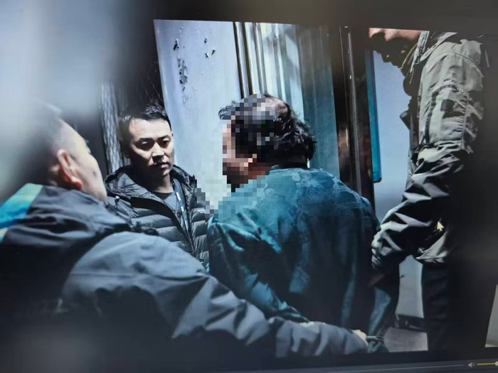 今年11月，民警抓捕嫌疑人现场画面。通讯员 邓旭东 摄