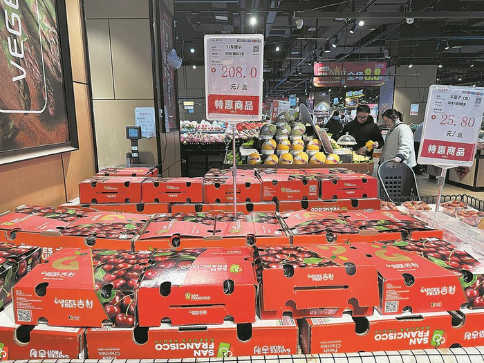     成都某大型商超内，一盒5斤重的3J车厘子售价208元。