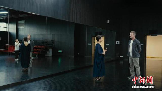 大山与越剧表演艺术家茅威涛对话。 节目组供图